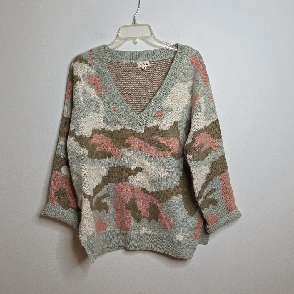POL Women's V-Neck Sweater in Camouflage Pattern Size Small